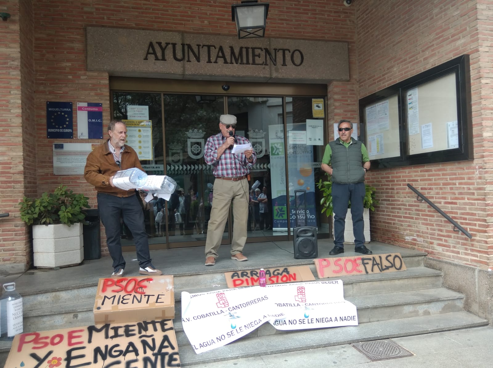 Vecinos de La Cobatilla y las Cantorreras piden "agua para beber" y la dimisión de la alcaldesa de Miguelturra Vecinos de La Cobatilla y las Cantorreras piden "agua para beber" y la dimisión de la alcaldesa de Miguelturra