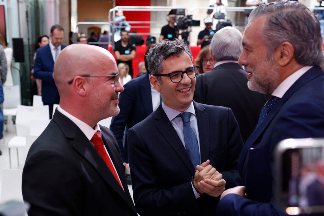 La polémica por la asistencia de Bolaños tensa la celebración de los actos del 2 de mayo La polémica por la asistencia de Bolaños tensa la celebración de los actos del 2 de mayo