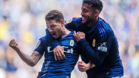 Camarasa felicita a Manu Vallejo tras un gol a la Ponferradina