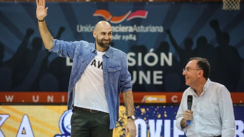 Oliver Arteaga y Fernando Villabella, en el polideportivo de Pumar&iacute;n