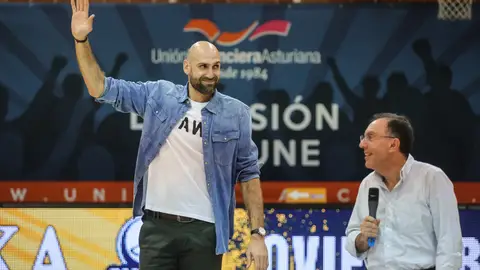Oliver Arteaga y Fernando Villabella, en el polideportivo de Pumarín Oliver Arteaga y Fernando Villabella, en el polideportivo de Pumarín