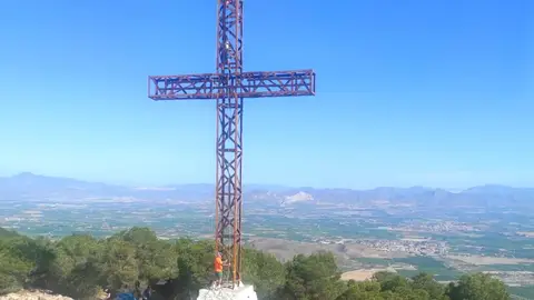 Orihuela ilumina la Cruz de la Muela durante dos días evento que se realiza desde 2010 cruz de la muela