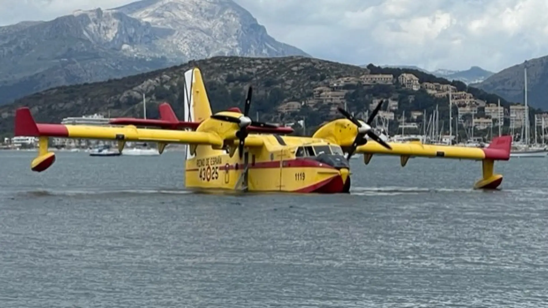 Un Canadair del Ejército del Aire ameriza en la bahía de Pollença en el marco del V Splash-In que organiza la FAM