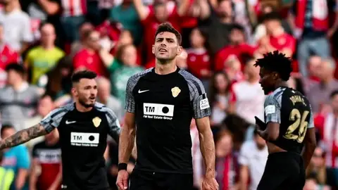 Lucas Boyé se lamenta en el partido ante el Almería, con Josan y John de fondo. Lucas Boyé se lamenta en el partido ante el Almería, con Josan y John de fondo.