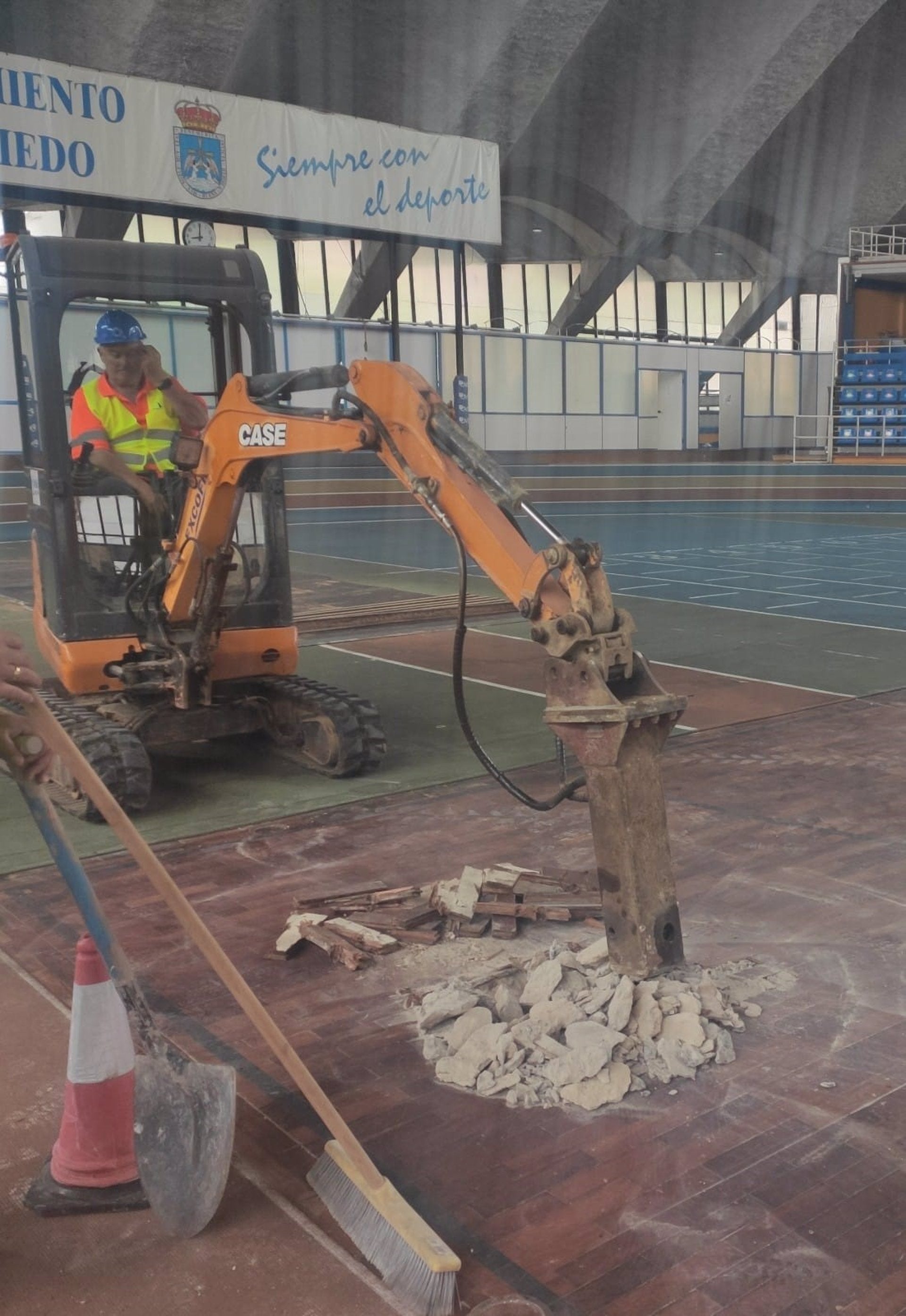 El concejal de Urbanismo de Oviedo espera que Cultura levante la suspensión de los trabajos en el Palacio de los Deportes El concejal de Urbanismo de Oviedo espera que Cultura levante la suspensión de los trabajos en el Palacio de los Deportes