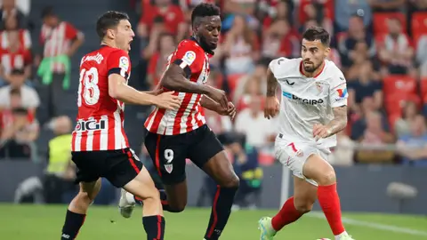 Suso Fernández conduce el balón ante Óscar De Marcos e Iñaki Williams. Suso Fernández conduce el balón ante Óscar De Marcos e Iñaki Williams.