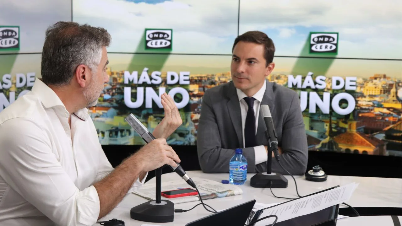 El candidato socialista a la presidencia de la Comunidad de Madrid, Juan Lobato, con Carlos Alsina