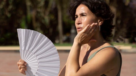 Mujer luchando contra las altas temperaturas