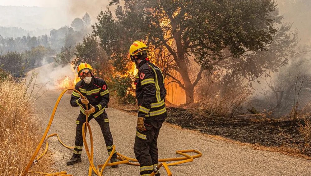 Intervención de los bomberos en un incendio forestal