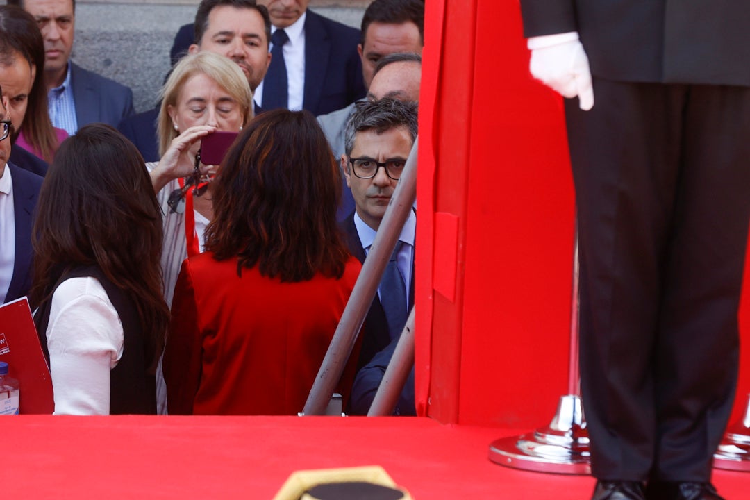 Momento de tensión en el acto del Dos de Mayo: impiden subir a Bolaños a la tribuna de autoridades Momento de tensión en el acto del Dos de Mayo: impiden subir a Bolaños a la tribuna de autoridades