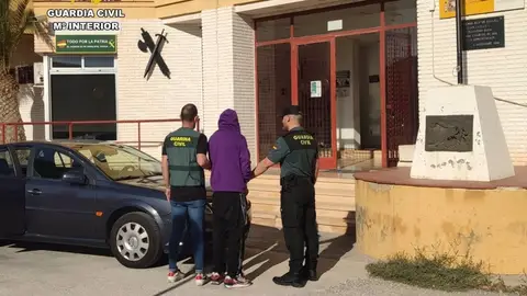 Agentes de la Guardia Civil de Aspe con el joven detenido. Agentes de la Guardia Civil de Aspe con el joven detenido.