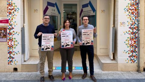 La edil de Comercio, Mar&iacute;a Garc&iacute;a, en la presentaci&oacute;n de una campa&ntilde;a comercial junto a representantes de ACMO