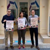 La edil de Comercio, María García, en la presentación de una campaña comercial junto a representantes de ACMO