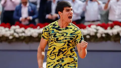 El tenista español Carlos Alcaraz celebra la victoria ante el ruso Karen Khachanov. El tenista español Carlos Alcaraz celebra la victoria ante el ruso Karen Khachanov.