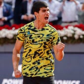 El tenista español Carlos Alcaraz celebra la victoria ante el ruso Karen Khachanov.