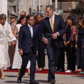 Los reyes Felipe y Letizia durante la recepción oficial al presidente de Colombia, Gustavo Petro (2d), y su esposa Verónica Alcocer