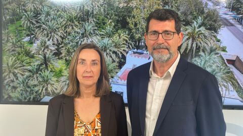 Jos&eacute; Galiano con la concejala de Educaci&oacute;n de Elche, Maria Jos&eacute; Mart&iacute;nez