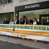 Protesta de la Plataforma por el Soterramiento de las Vías con los alcaldes de Alfafar y Sedaví frente a la sede de Adif en Madrid. 