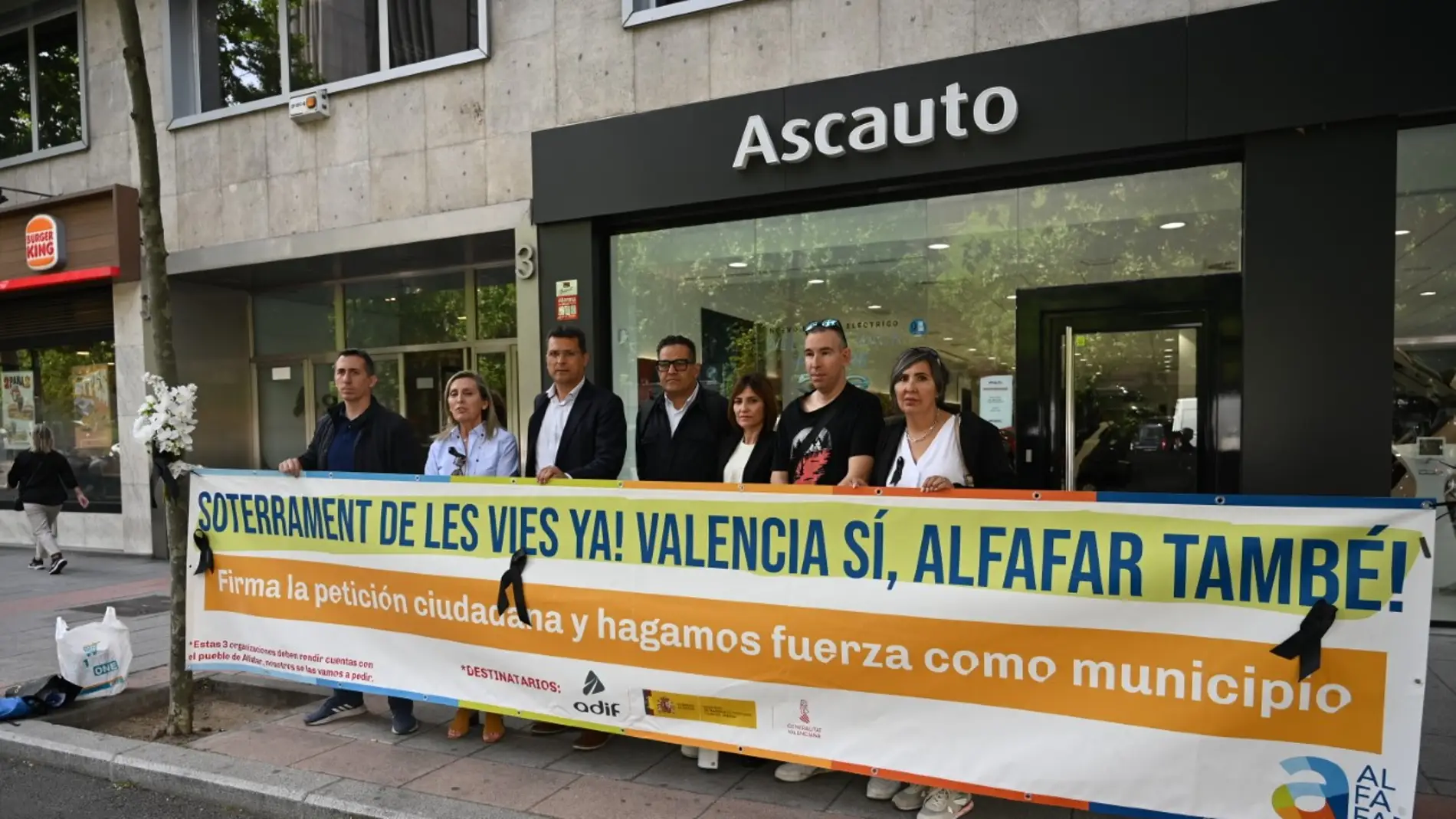 Protesta de la Plataforma por el Soterramiento de las Vías con los alcaldes de Alfafar y Sedaví frente a la sede de Adif en Madrid. 