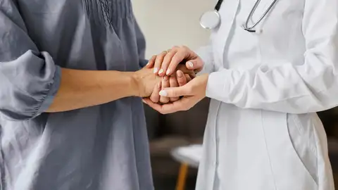 Doctora con una paciente Doctora con una paciente