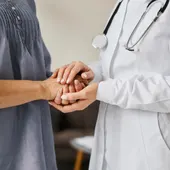 Doctora con una paciente Doctora con una paciente