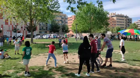 Niños y niñas del Pirineos-Pyrénées han vivido una mañana llena de juegos. Niños y niñas del Pirineos-Pyrénées han vivido una mañana llena de juegos.