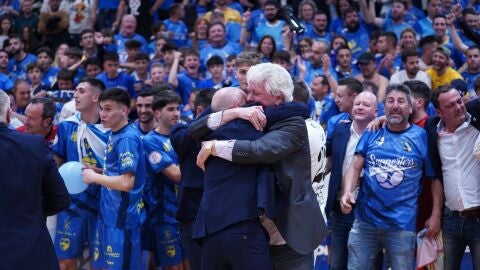 Valladares se abraza con el presidente, Manolo Sierra Valladares se abraza con el presidente, Manolo Sierra