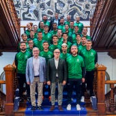 O presidente da Deputación recibe ao CD Arenteiro