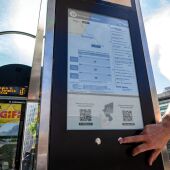 El Transporte Urbano Comarcal inicia una prueba con pantallas informativas de tinta electrónica en marquesinas 