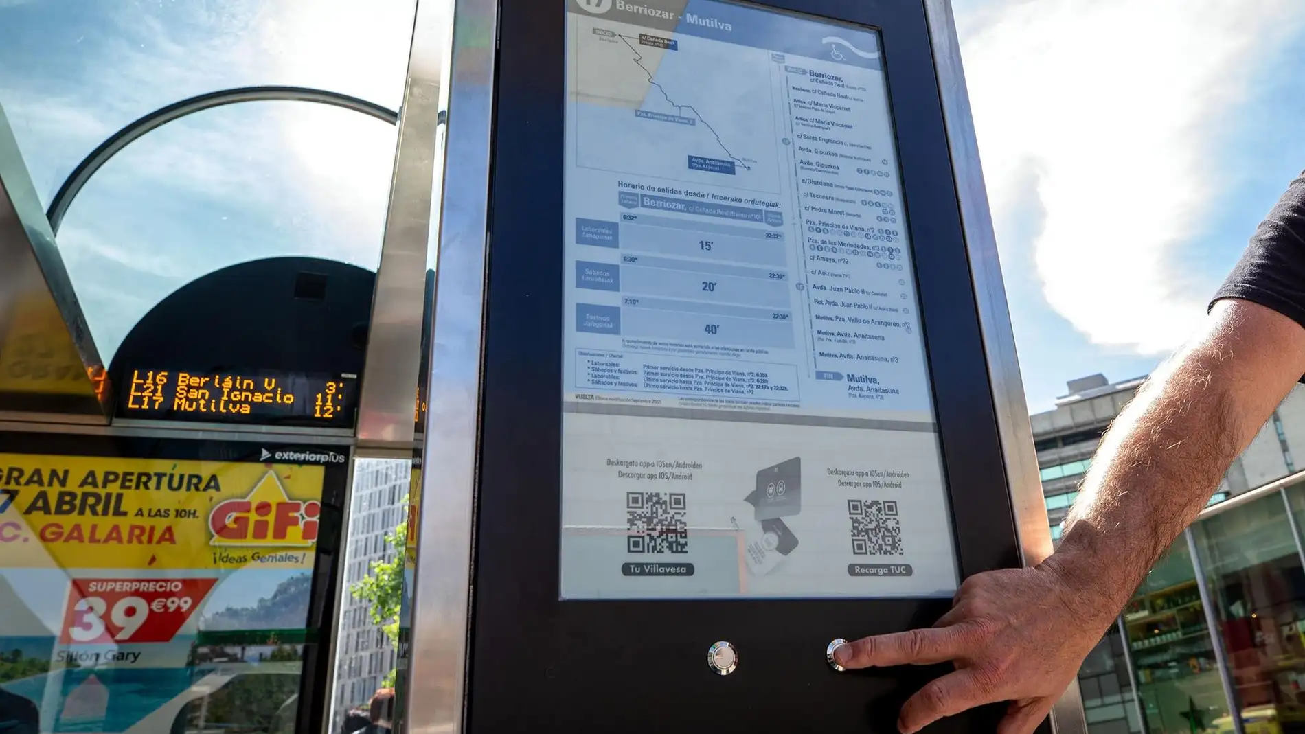 El Transporte Urbano Comarcal inicia una prueba con pantallas informativas de tinta electrónica en marquesinas 