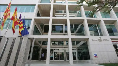 El Consell d'Eivissa sanciona a cinco alojamientos turísticos ilegales con multas de entre 20.000 y 40.000 euros El Consell d'Eivissa sanciona a cinco alojamientos turísticos ilegales con multas de entre 20.000 y 40.000 euros
