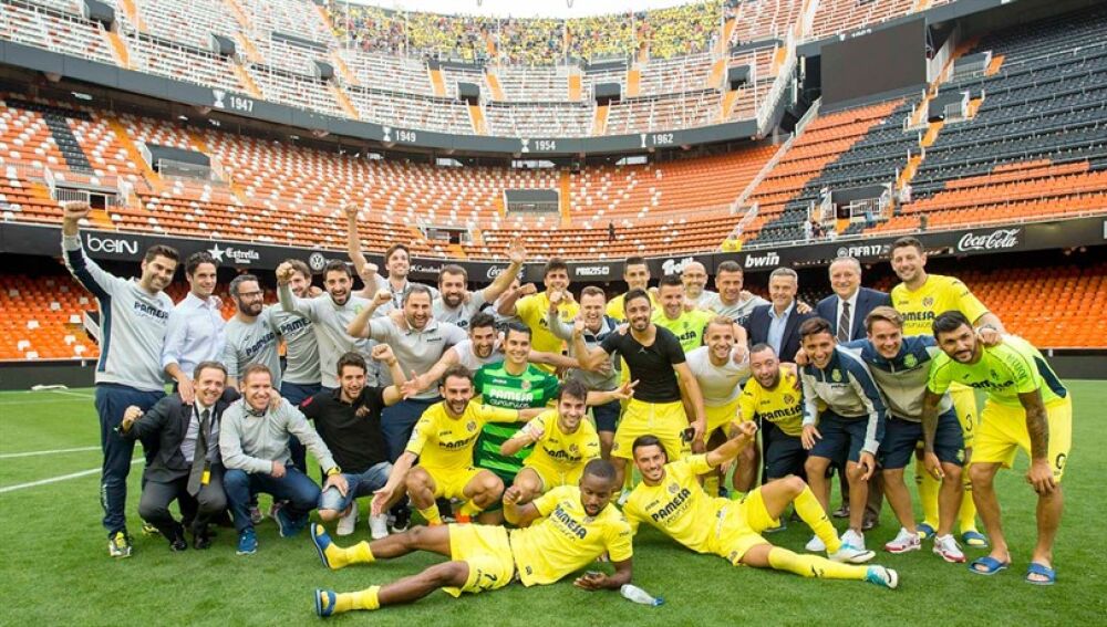 Imagen de a plantilla amarilla tras su victoria en Mestalla en el 2016 