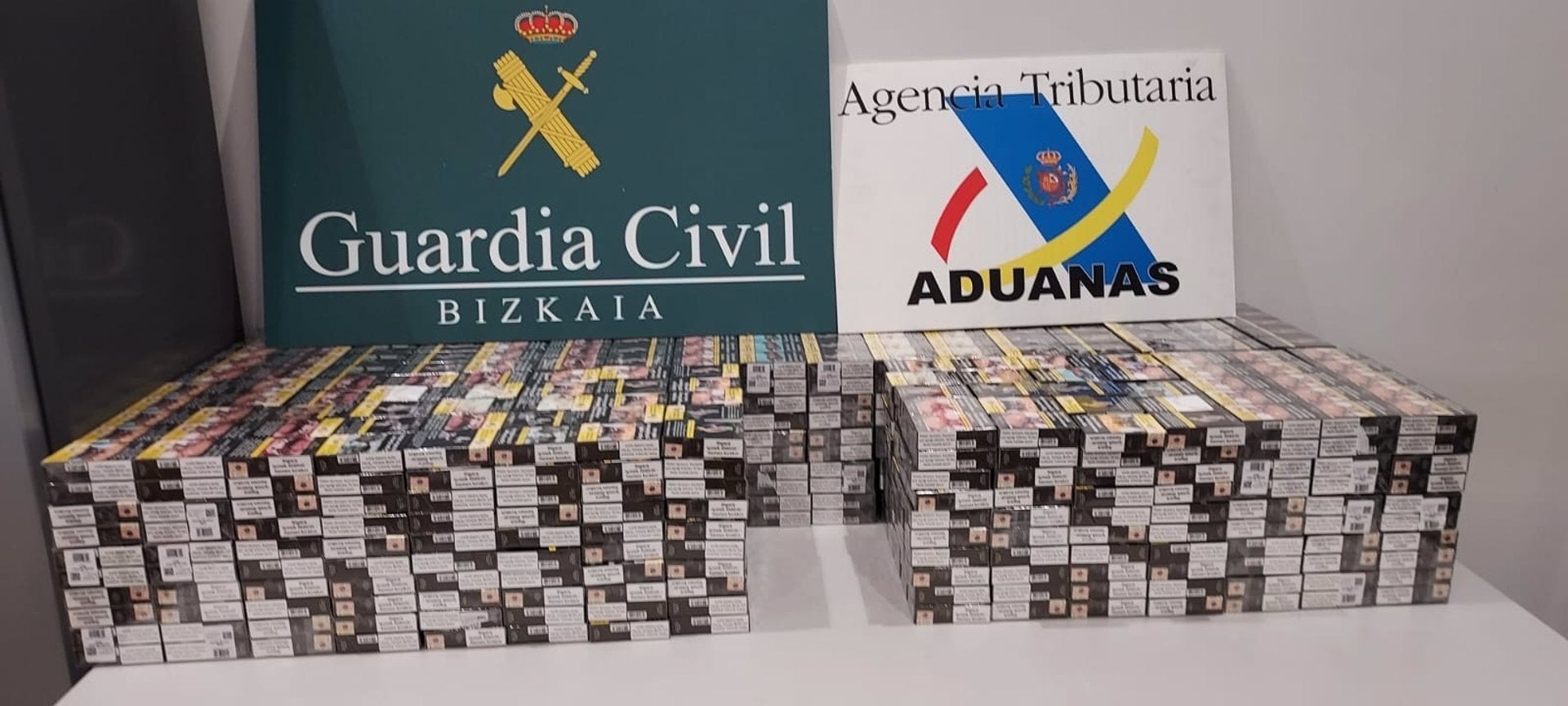 Intervienen a una pasajera 1.600 cajetillas de tabaco en el equipaje Intervienen a una pasajera 1.600 cajetillas de tabaco en el equipaje