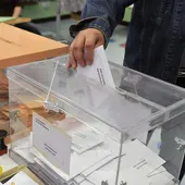 Urnas en una mesa electoral Urnas en una mesa electoral