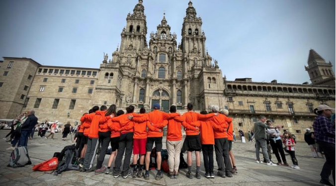 Un grupo de jóvenes y adolescentes 'desconecta en el Camino' de su adicción a los móviles y a internet Un grupo de jóvenes y adolescentes 'desconecta en el Camino' de su adicción a los móviles y a internet