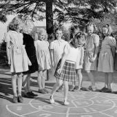 Un grupo de niñas juega a la rayuela 