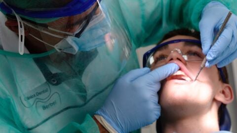 Imagen de archivo de un dentista tratando a un paciente