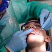 Imagen de archivo de un dentista tratando a un paciente Imagen de archivo de un dentista tratando a un paciente