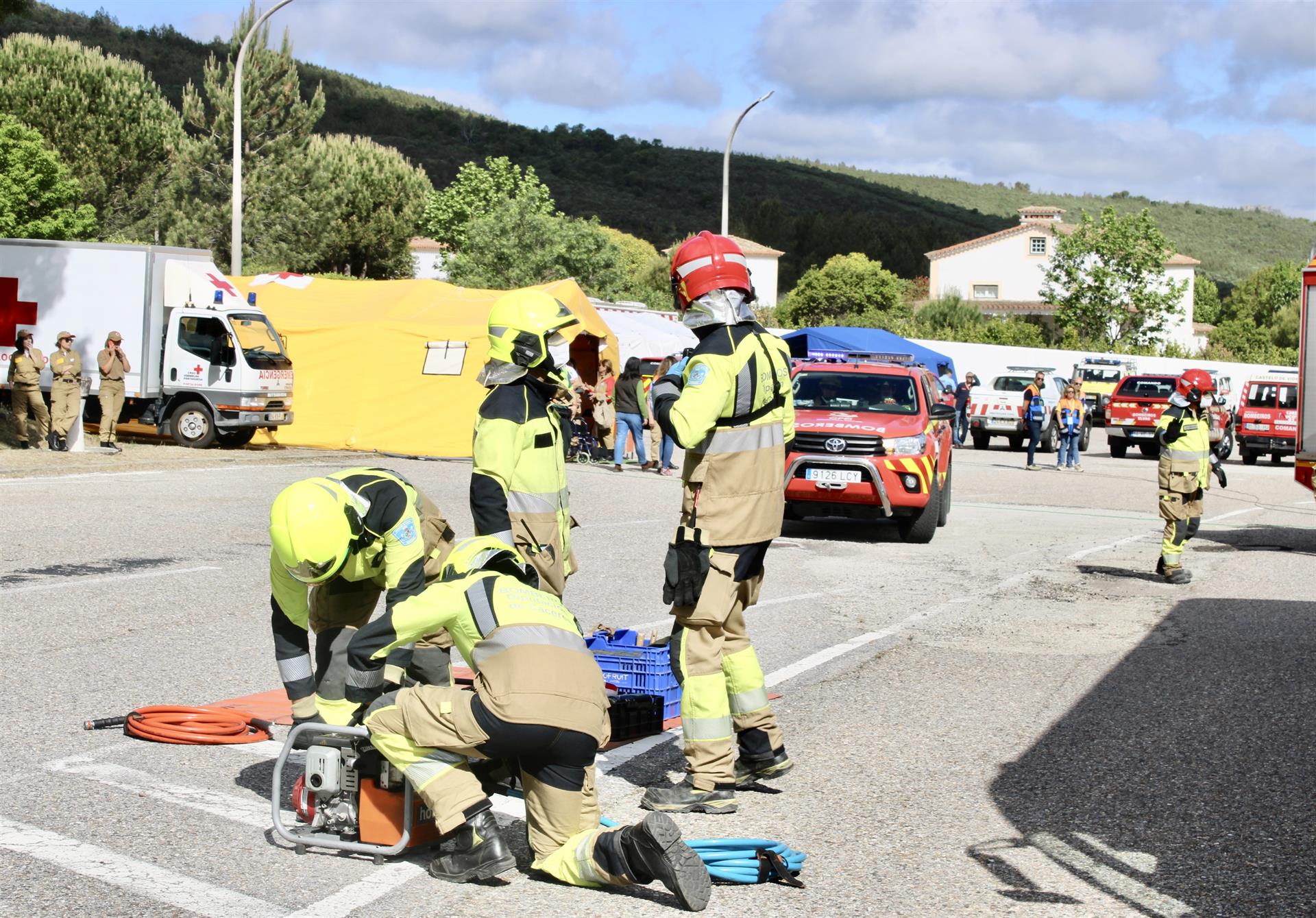 Más de 400 profesionales realizan un simulacro de incendio forestal entre Valencia de Alcántara y Portugal Más de 400 profesionales realizan un simulacro de incendio forestal entre Valencia de Alcántara y Portugal