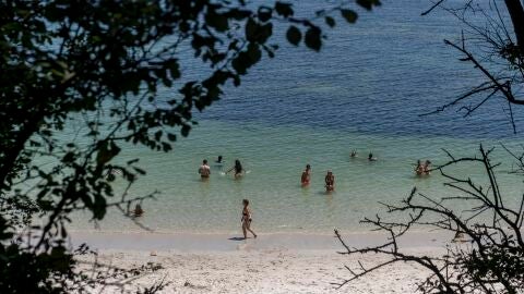 Ba&ntilde;istas en una imagen de archivo en la playa de Area dos Cans, en la Isla de Ons (Pontevedra)