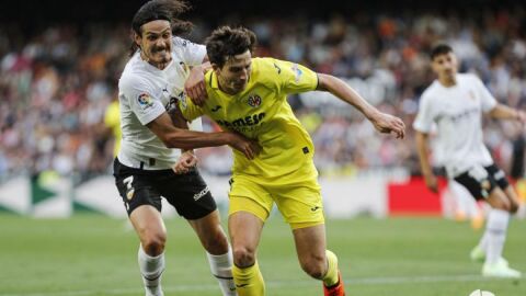 Pau disputa un balón en Mestalla Pau disputa un balón en Mestalla