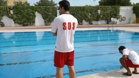 Socorristas en una piscina Socorristas en una piscina