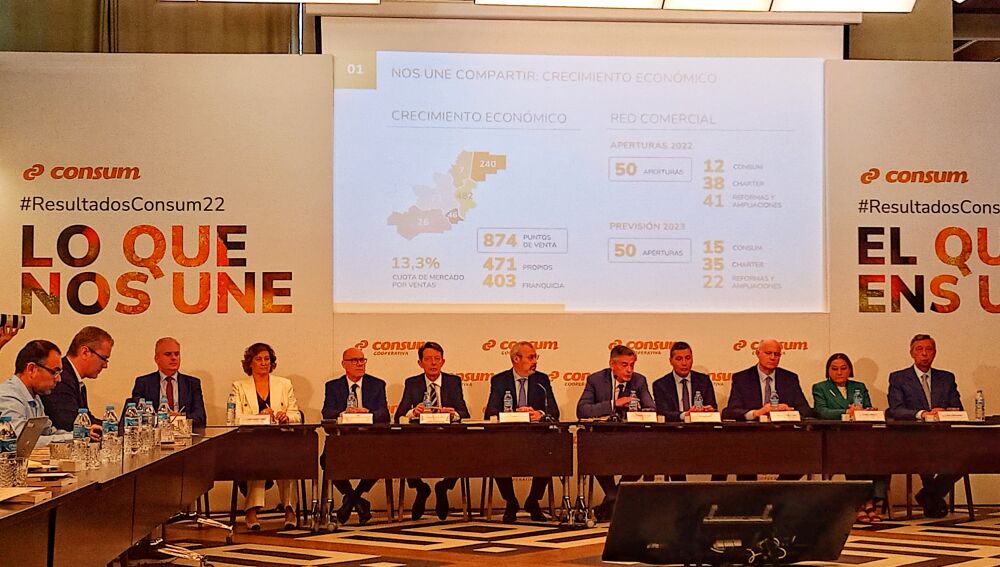 Durich junto al resto del consejo durante la presentación de resultados