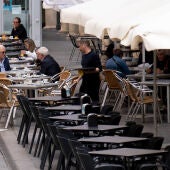 Un camarero atendiendo las mesas en una terraza