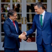 El presidente del Gobierno, Pedro Sánchez saluda al presidente de Colombia, Gustavo Petro