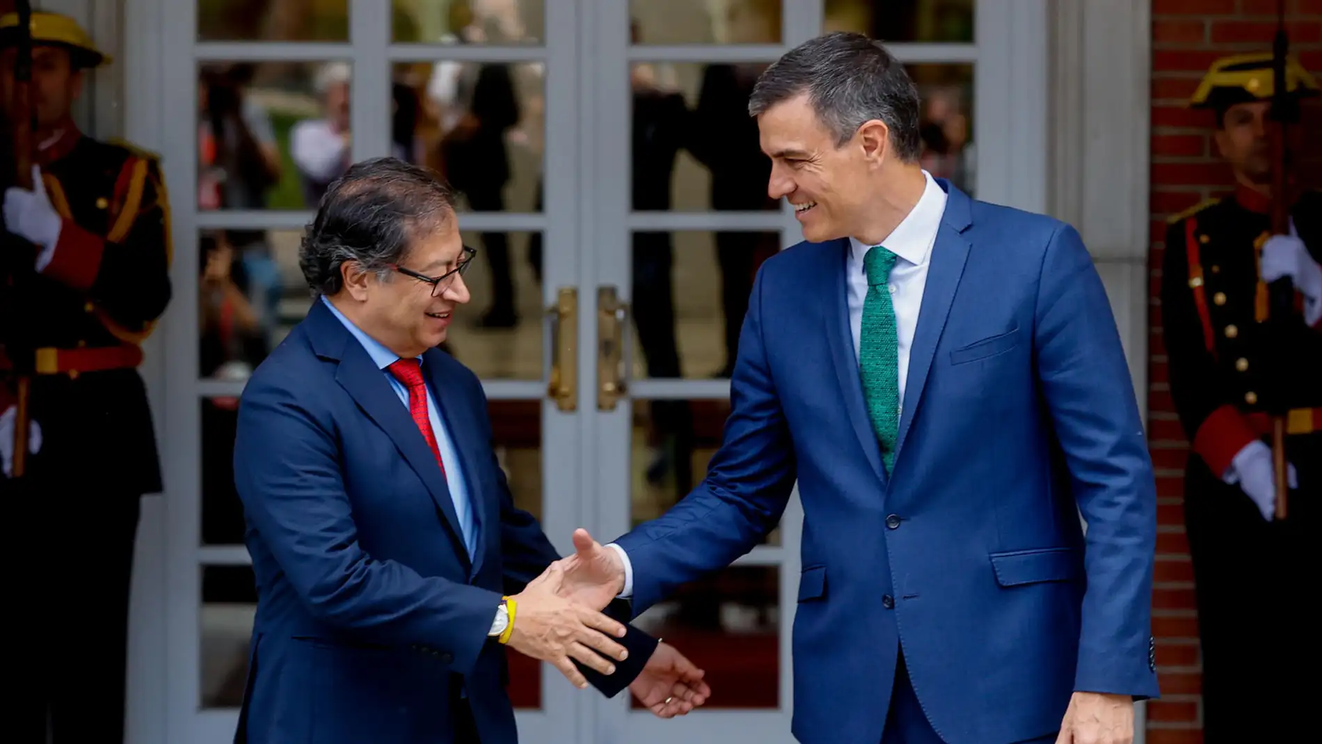 El presidente del Gobierno, Pedro Sánchez saluda al presidente de Colombia, Gustavo Petro
