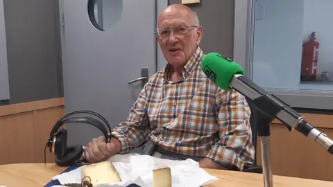 Rafael Secades nos cuenta la historia de la quesería 'La Huertona' de Onís Rafael Secades nos cuenta la historia de la quesería 'La Huertona' de Onís