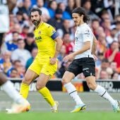 Albiol protege el balón ante Cavani en su último partido con el Villarreal
