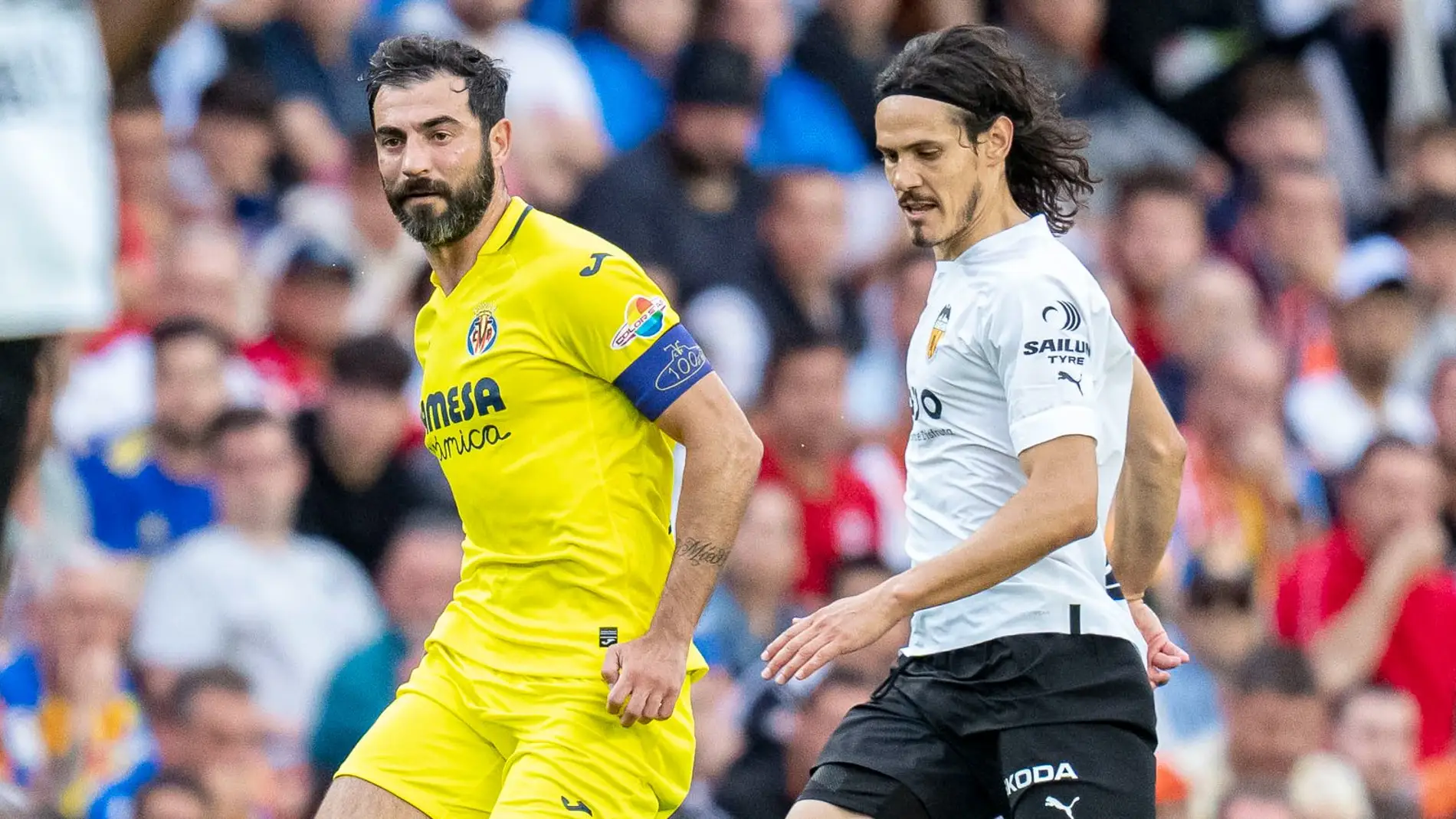 Albiol protege el balón ante Cavani en su último partido con el Villarreal