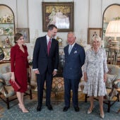 Imagen de archivo de los reyes Felipe VI y Letizia junto con Carlos III y Camila, en su visita a Londres en julio de 2017